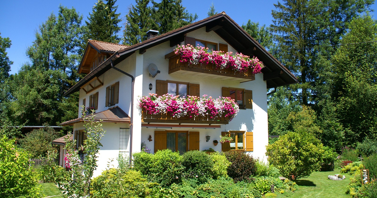 Hausbild-Sommer.jpg